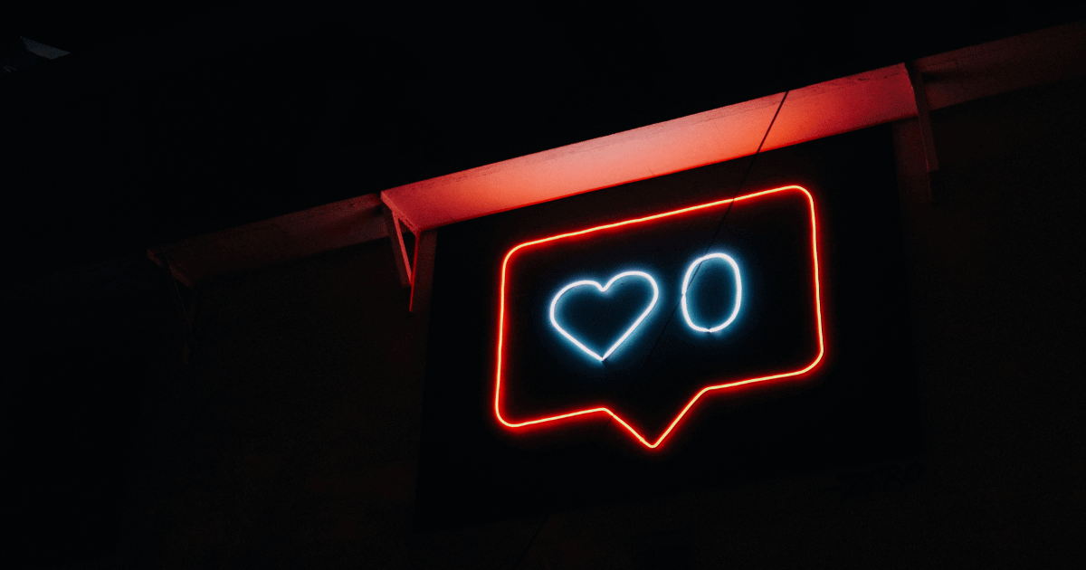 Photo of a neon sign with a heart shape and a zero in a speek bubble